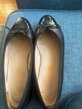 CHANEL Black Leather Cap-Toe Ballet Flats
